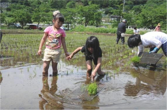 農業や田植えを通じて食のありがたみを教える