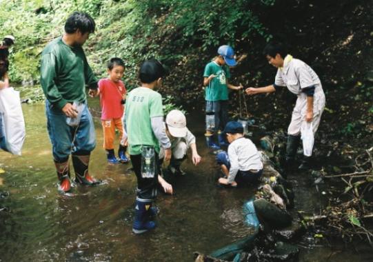 川に入り魚に触れることで生命を感じる